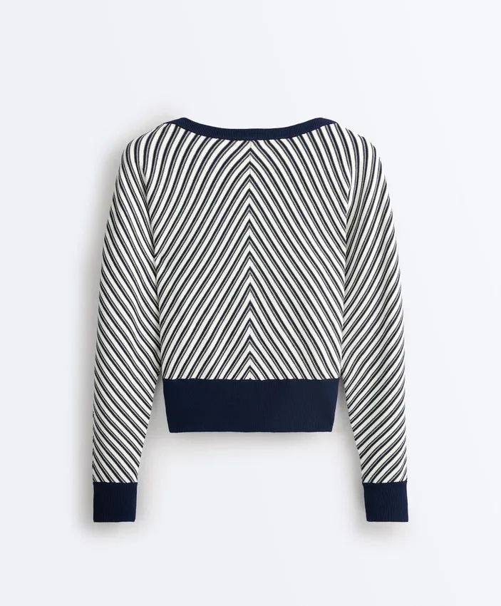 Strickpullover mit diagonalen Streifen Strickpullover mit diagonalen Streifen