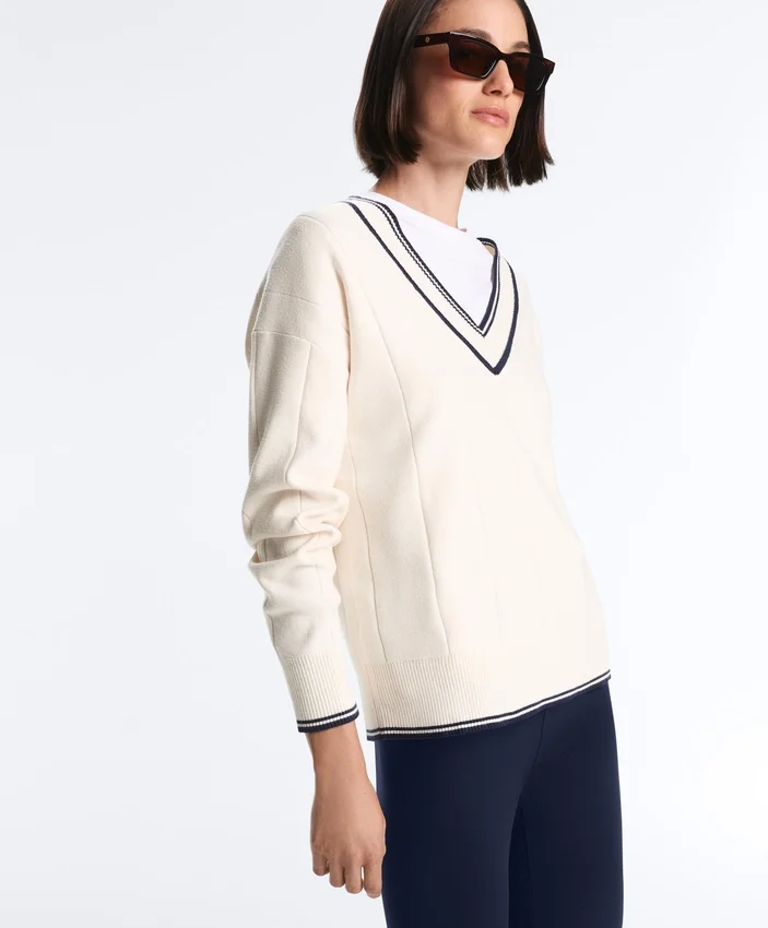 Strickpullover mit V-Ausschnitt in Kontrastfarbe Strickpullover mit V-Ausschnitt in Kontrastfarbe