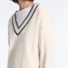 Strickpullover mit V-Ausschnitt in Kontrastfarbe Strickpullover mit V-Ausschnitt in Kontrastfarbe