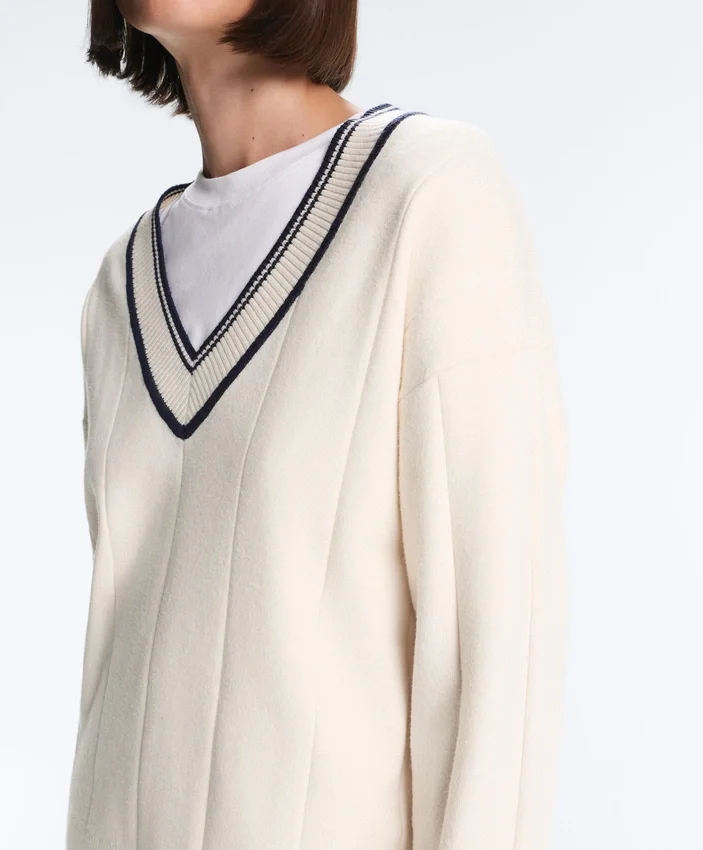 Strickpullover mit V-Ausschnitt in Kontrastfarbe Strickpullover mit V-Ausschnitt in Kontrastfarbe