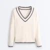 Strickpullover mit V-Ausschnitt in Kontrastfarbe Strickpullover mit V-Ausschnitt in Kontrastfarbe