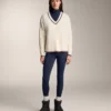 Strickpullover mit V-Ausschnitt und Mini-Zopfmuster Strickpullover mit V-Ausschnitt und Mini-Zopfmuster