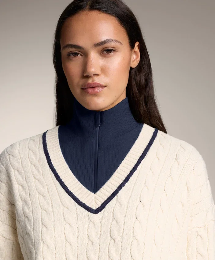 Strickpullover mit V-Ausschnitt und Mini-Zopfmuster Strickpullover mit V-Ausschnitt und Mini-Zopfmuster
