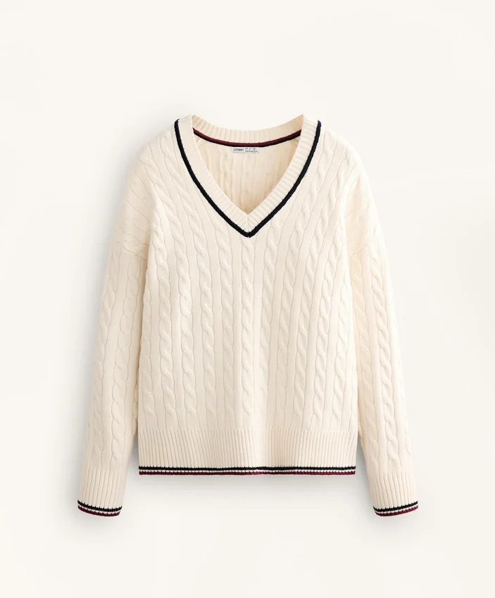 Strickpullover mit V-Ausschnitt und Mini-Zopfmuster Strickpullover mit V-Ausschnitt und Mini-Zopfmuster