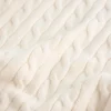 Strickpullover mit V-Ausschnitt und Mini-Zopfmuster Strickpullover mit V-Ausschnitt und Mini-Zopfmuster