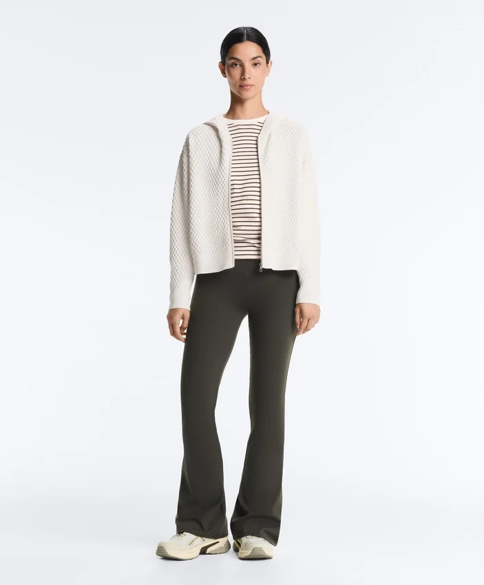 Strukturierte Strickjacke mit Kapuze Strukturierte Strickjacke mit Kapuze