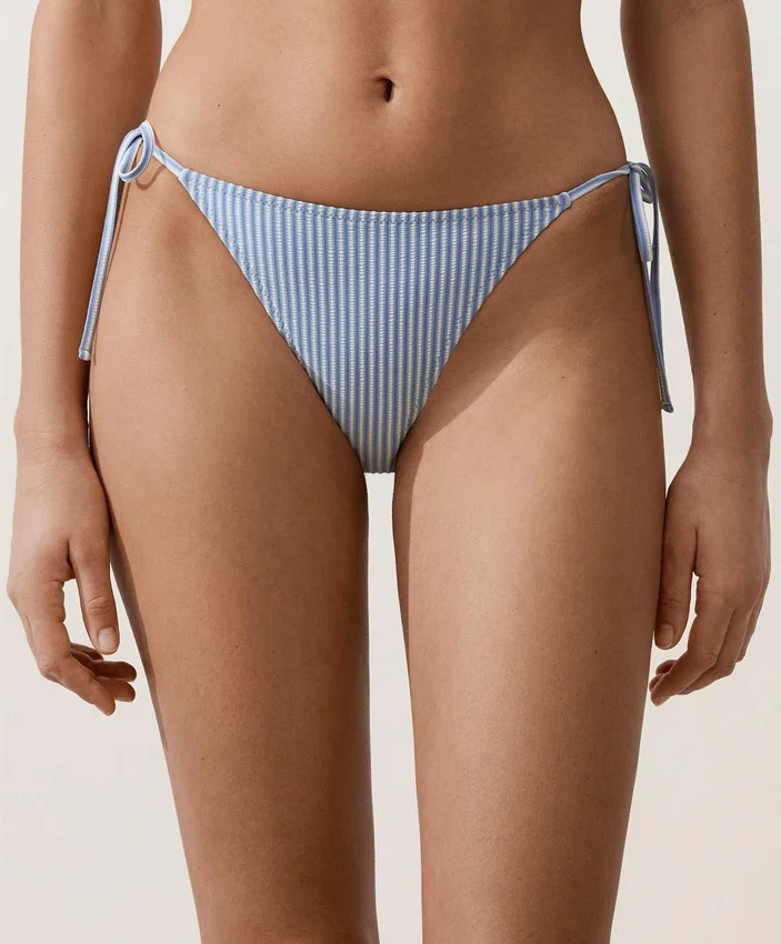 Strukturierter, gestreifter Bikini-Slip mit mittlerer Bedeckung und Bindebändern Strukturierter, gestreifter Bikini-Slip mit mittlerer Bedeckung und Bindebändern