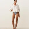 Strukturierter, gestreifter Bikini-Slip mit mittlerer Bedeckung und Bindebändern Strukturierter, gestreifter Bikini-Slip mit mittlerer Bedeckung und Bindebändern
