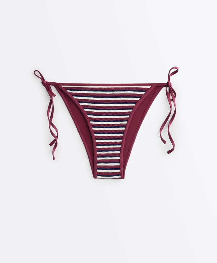 Strukturierter, gestreifter Bikini-Slip mit mittlerer Bedeckung und Bindebändern Strukturierter, gestreifter Bikini-Slip mit mittlerer Bedeckung und Bindebändern