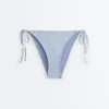 Strukturierter, gestreifter Bikini-Slip mit mittlerer Bedeckung und Bindebändern Strukturierter, gestreifter Bikini-Slip mit mittlerer Bedeckung und Bindebändern