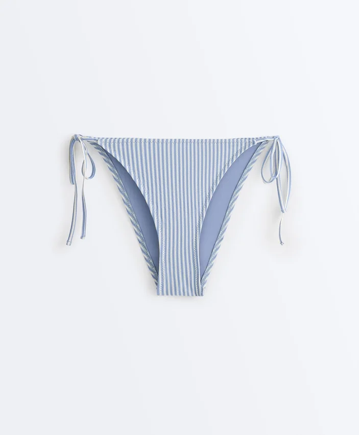 Strukturierter, gestreifter Bikini-Slip mit mittlerer Bedeckung und Bindebändern Strukturierter, gestreifter Bikini-Slip mit mittlerer Bedeckung und Bindebändern