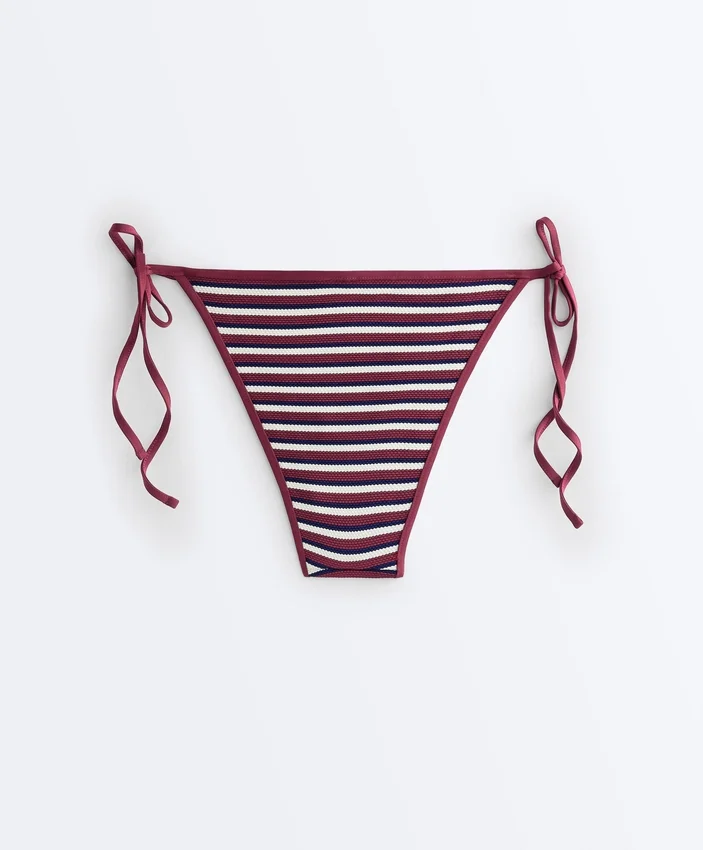 Strukturierter, gestreifter Bikini-Slip mit mittlerer Bedeckung und Bindebändern Strukturierter, gestreifter Bikini-Slip mit mittlerer Bedeckung und Bindebändern