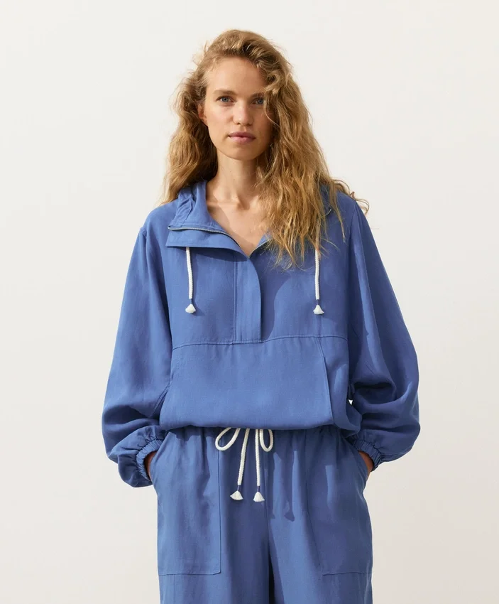 Sweatshirt mit halbem Reißverschluss, Fronttasche, aus einer Mischung aus Lyocell und 24 % Leinen Sweatshirt mit halbem Reißverschluss, Fronttasche, aus einer Mischung aus Lyocell und 24 % Leinen