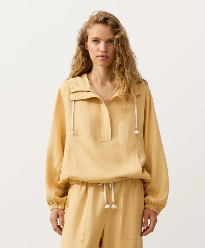 Sweatshirt mit halbem Reißverschluss, Fronttasche, aus einer Mischung aus Lyocell und 24 % Leinen Sweatshirt mit halbem Reißverschluss, Fronttasche, aus einer Mischung aus Lyocell und 24 % Leinen