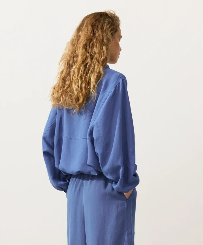 Sweatshirt mit halbem Reißverschluss, Fronttasche, aus einer Mischung aus Lyocell und 24 % Leinen Sweatshirt mit halbem Reißverschluss, Fronttasche, aus einer Mischung aus Lyocell und 24 % Leinen