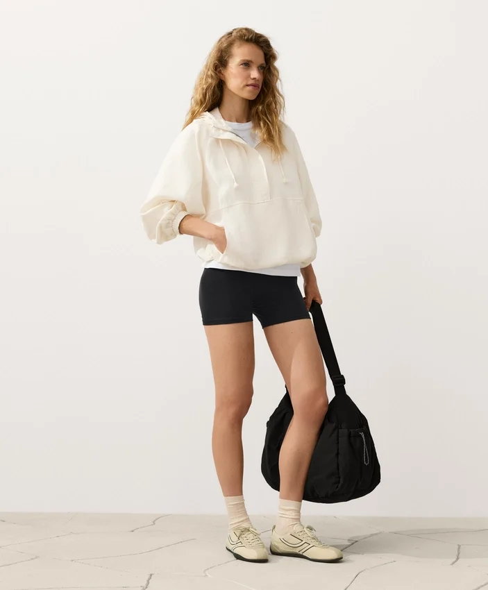 Sweatshirt mit halbem Reißverschluss, Fronttasche, aus einer Mischung aus Lyocell und 24 % Leinen Sweatshirt mit halbem Reißverschluss, Fronttasche, aus einer Mischung aus Lyocell und 24 % Leinen
