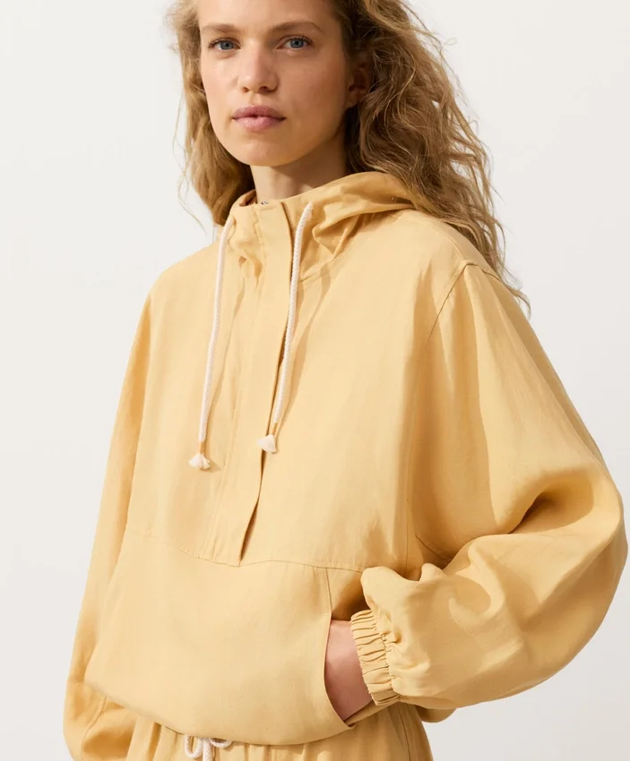 Sweatshirt mit halbem Reißverschluss, Fronttasche, aus einer Mischung aus Lyocell und 24 % Leinen Sweatshirt mit halbem Reißverschluss, Fronttasche, aus einer Mischung aus Lyocell und 24 % Leinen