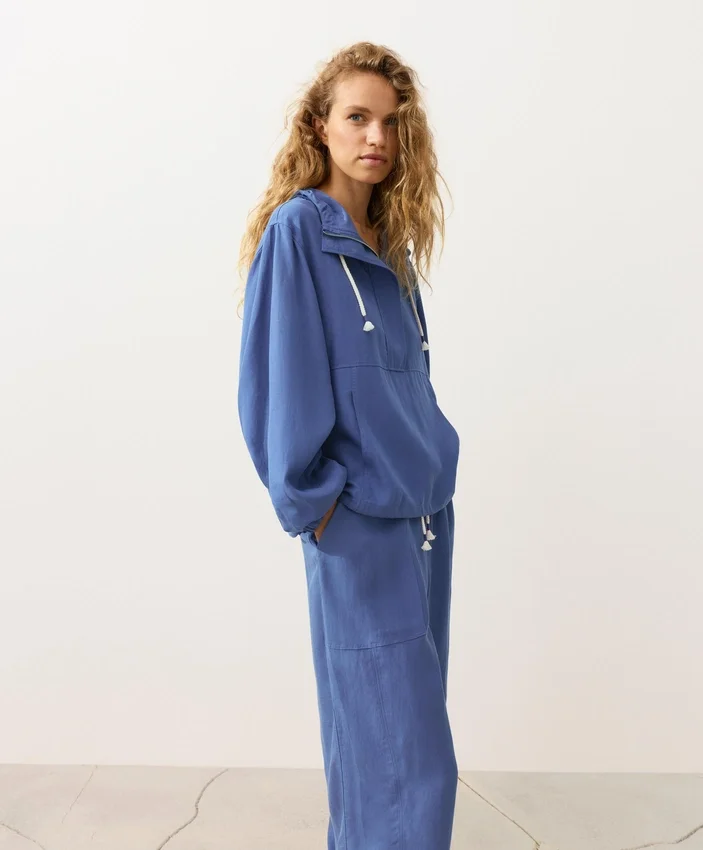 Sweatshirt mit halbem Reißverschluss, Fronttasche, aus einer Mischung aus Lyocell und 24 % Leinen Sweatshirt mit halbem Reißverschluss, Fronttasche, aus einer Mischung aus Lyocell und 24 % Leinen