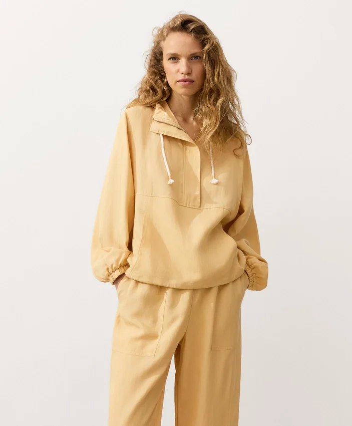 Sweatshirt mit halbem Reißverschluss, Fronttasche, aus einer Mischung aus Lyocell und 24 % Leinen Sweatshirt mit halbem Reißverschluss, Fronttasche, aus einer Mischung aus Lyocell und 24 % Leinen