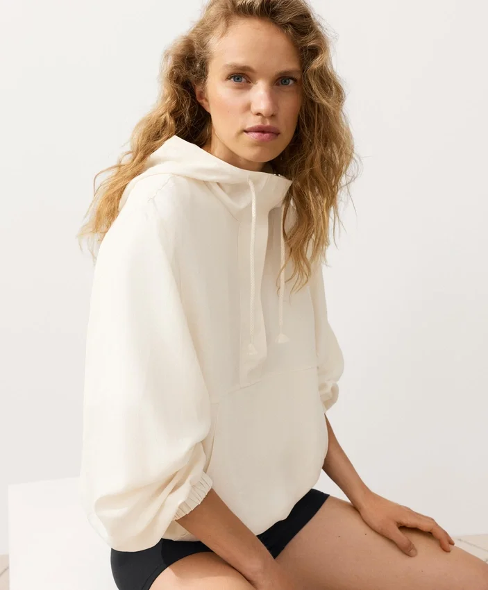 Sweatshirt mit halbem Reißverschluss, Fronttasche, aus einer Mischung aus Lyocell und 24 % Leinen Sweatshirt mit halbem Reißverschluss, Fronttasche, aus einer Mischung aus Lyocell und 24 % Leinen