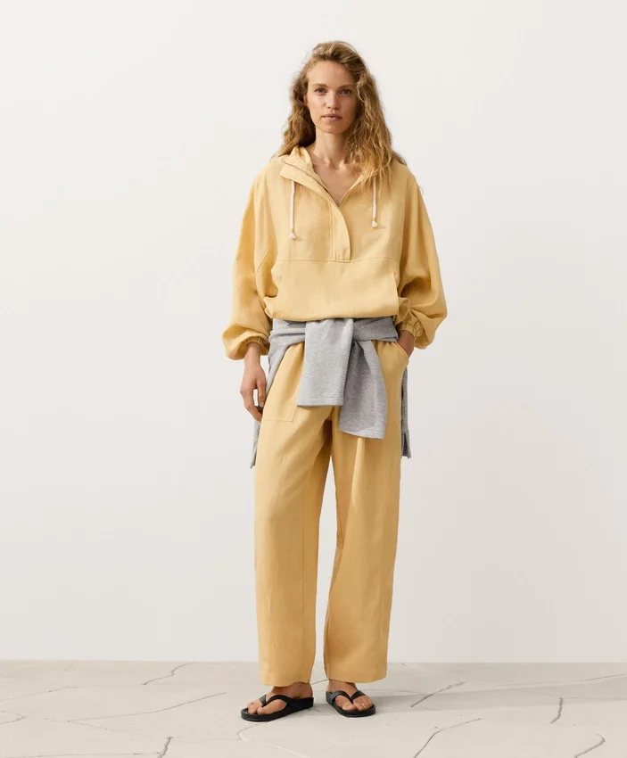 Sweatshirt mit halbem Reißverschluss, Fronttasche, aus einer Mischung aus Lyocell und 24 % Leinen Sweatshirt mit halbem Reißverschluss, Fronttasche, aus einer Mischung aus Lyocell und 24 % Leinen