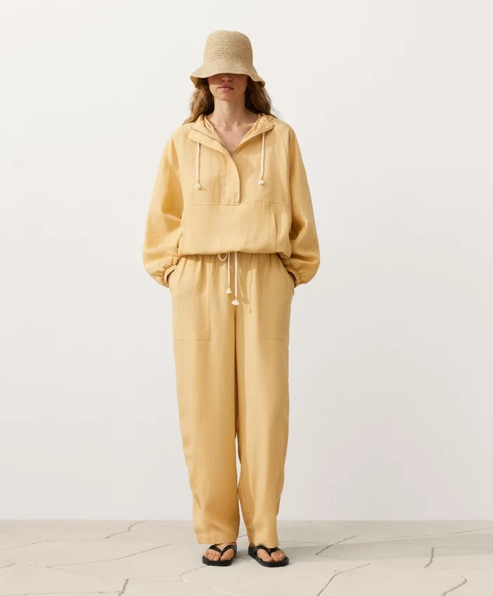 Sweatshirt mit halbem Reißverschluss, Fronttasche, aus einer Mischung aus Lyocell und 24 % Leinen Sweatshirt mit halbem Reißverschluss, Fronttasche, aus einer Mischung aus Lyocell und 24 % Leinen