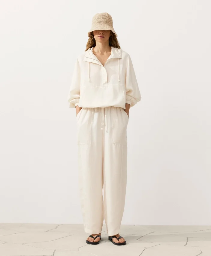 Sweatshirt mit halbem Reißverschluss, Fronttasche, aus einer Mischung aus Lyocell und 24 % Leinen Sweatshirt mit halbem Reißverschluss, Fronttasche, aus einer Mischung aus Lyocell und 24 % Leinen