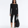 T-Shirt aus Modal-Mischgewebe mit geripptem U-Ausschnitt T-Shirt aus Modal-Mischgewebe mit geripptem U-Ausschnitt