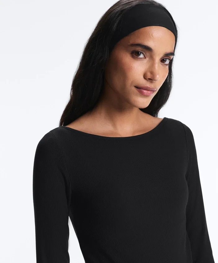 T-Shirt aus Modal-Mischgewebe mit geripptem U-Ausschnitt T-Shirt aus Modal-Mischgewebe mit geripptem U-Ausschnitt