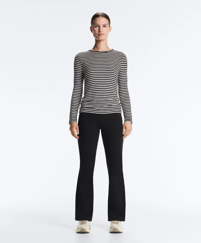 Tailliertes gestreiftes Langarm-T-Shirt Tailliertes gestreiftes Langarm-T-Shirt