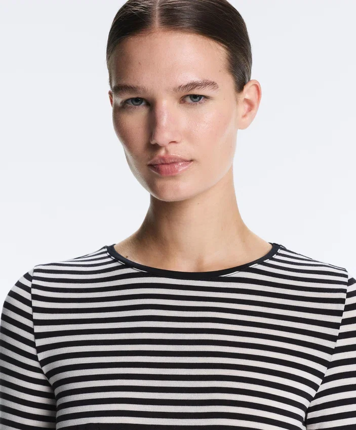 Tailliertes gestreiftes Langarm-T-Shirt Tailliertes gestreiftes Langarm-T-Shirt