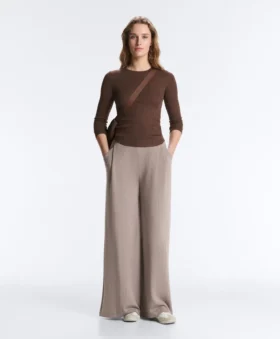Tailliertes Langarm-T-Shirt aus Baumwoll-Modal-Rippstoff