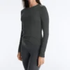 Tailliertes Langarm-T-Shirt aus Baumwoll-Modal-Rippstoff Tailliertes Langarm-T-Shirt aus Baumwoll-Modal-Rippstoff