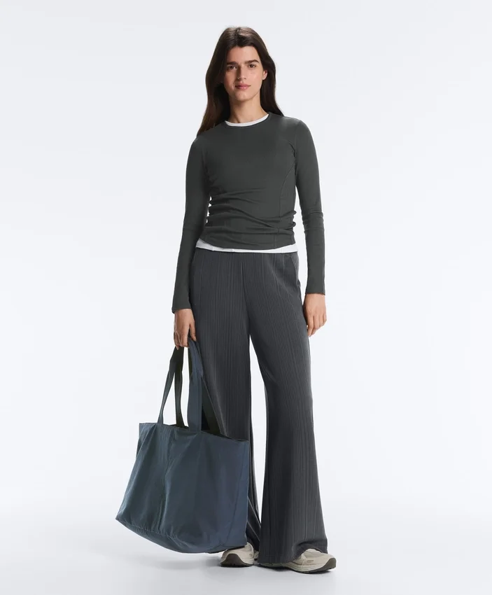 Tailliertes Langarm-T-Shirt aus Baumwoll-Modal-Rippstoff Tailliertes Langarm-T-Shirt aus Baumwoll-Modal-Rippstoff