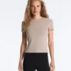 Tailliertes Modal-Rippstrick-Shorts-T-Shirt mit kurzen Ärmeln Tailliertes Modal-Rippstrick-Shorts-T-Shirt mit kurzen Ärmeln