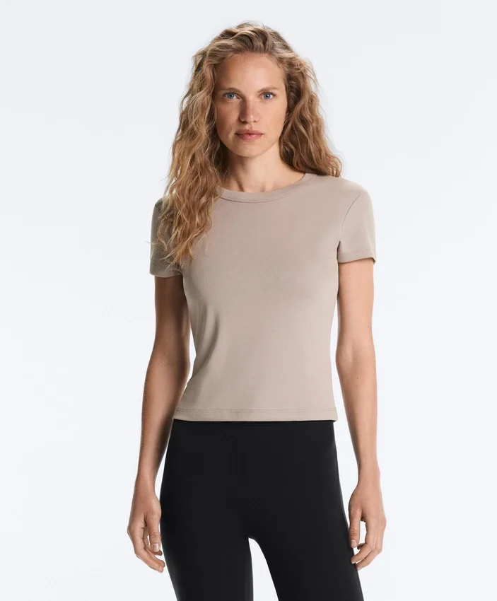 Tailliertes Modal-Rippstrick-Shorts-T-Shirt mit kurzen Ärmeln Tailliertes Modal-Rippstrick-Shorts-T-Shirt mit kurzen Ärmeln