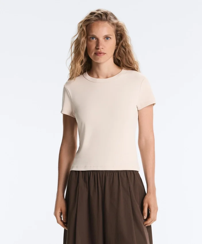 Tailliertes Modal-Rippstrick-Shorts-T-Shirt mit kurzen Ärmeln Tailliertes Modal-Rippstrick-Shorts-T-Shirt mit kurzen Ärmeln