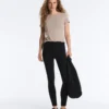Tailliertes Modal-Rippstrick-Shorts-T-Shirt mit kurzen Ärmeln Tailliertes Modal-Rippstrick-Shorts-T-Shirt mit kurzen Ärmeln