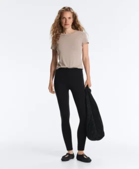 Tailliertes Modal-Rippstrick-Shorts-T-Shirt mit kurzen Ärmeln