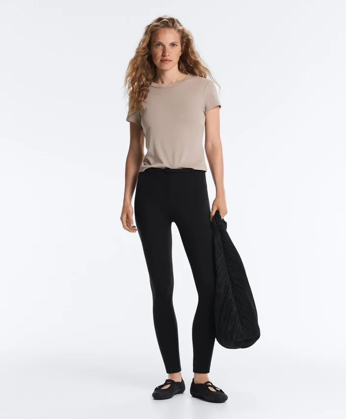 Tailliertes Modal-Rippstrick-Shorts-T-Shirt mit kurzen Ärmeln Tailliertes Modal-Rippstrick-Shorts-T-Shirt mit kurzen Ärmeln