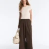 Tailliertes Modal-Rippstrick-Shorts-T-Shirt mit kurzen Ärmeln Tailliertes Modal-Rippstrick-Shorts-T-Shirt mit kurzen Ärmeln