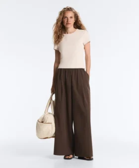 Tailliertes Modal-Rippstrick-Shorts-T-Shirt mit kurzen Ärmeln