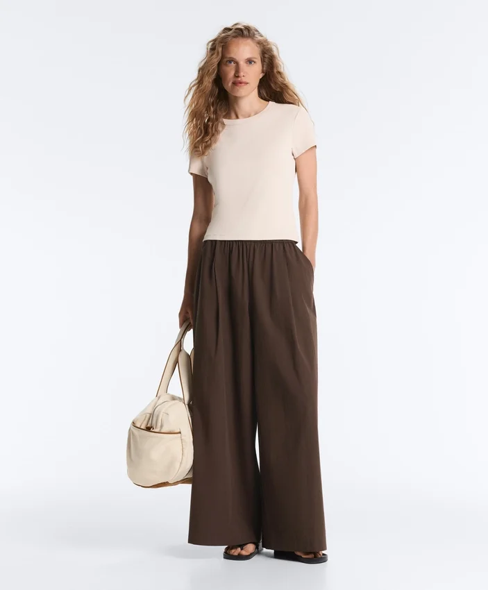 Tailliertes Modal-Rippstrick-Shorts-T-Shirt mit kurzen Ärmeln Tailliertes Modal-Rippstrick-Shorts-T-Shirt mit kurzen Ärmeln