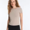 Tailliertes Modal-Rippstrick-Shorts-T-Shirt mit kurzen Ärmeln Tailliertes Modal-Rippstrick-Shorts-T-Shirt mit kurzen Ärmeln