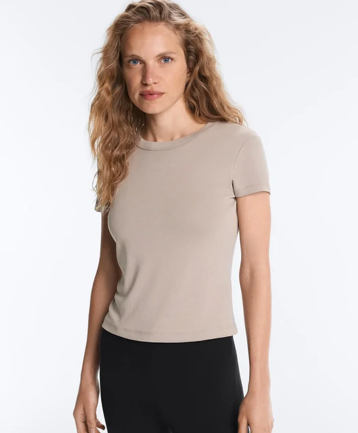 Tailliertes Modal-Rippstrick-Shorts-T-Shirt mit kurzen Ärmeln Tailliertes Modal-Rippstrick-Shorts-T-Shirt mit kurzen Ärmeln