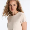 Tailliertes Modal-Rippstrick-Shorts-T-Shirt mit kurzen Ärmeln Tailliertes Modal-Rippstrick-Shorts-T-Shirt mit kurzen Ärmeln
