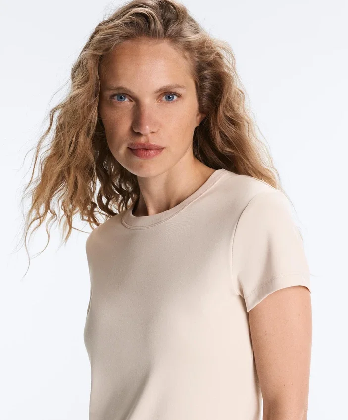 Tailliertes Modal-Rippstrick-Shorts-T-Shirt mit kurzen Ärmeln Tailliertes Modal-Rippstrick-Shorts-T-Shirt mit kurzen Ärmeln
