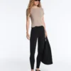 Tailliertes Modal-Rippstrick-Shorts-T-Shirt mit kurzen Ärmeln Tailliertes Modal-Rippstrick-Shorts-T-Shirt mit kurzen Ärmeln