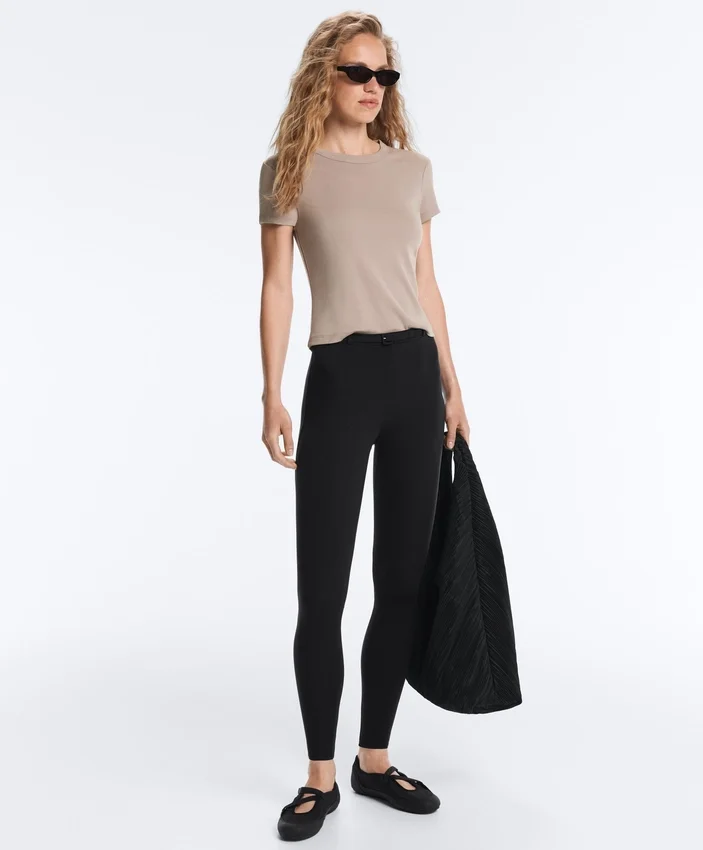 Tailliertes Modal-Rippstrick-Shorts-T-Shirt mit kurzen Ärmeln Tailliertes Modal-Rippstrick-Shorts-T-Shirt mit kurzen Ärmeln