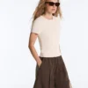 Tailliertes Modal-Rippstrick-Shorts-T-Shirt mit kurzen Ärmeln Tailliertes Modal-Rippstrick-Shorts-T-Shirt mit kurzen Ärmeln